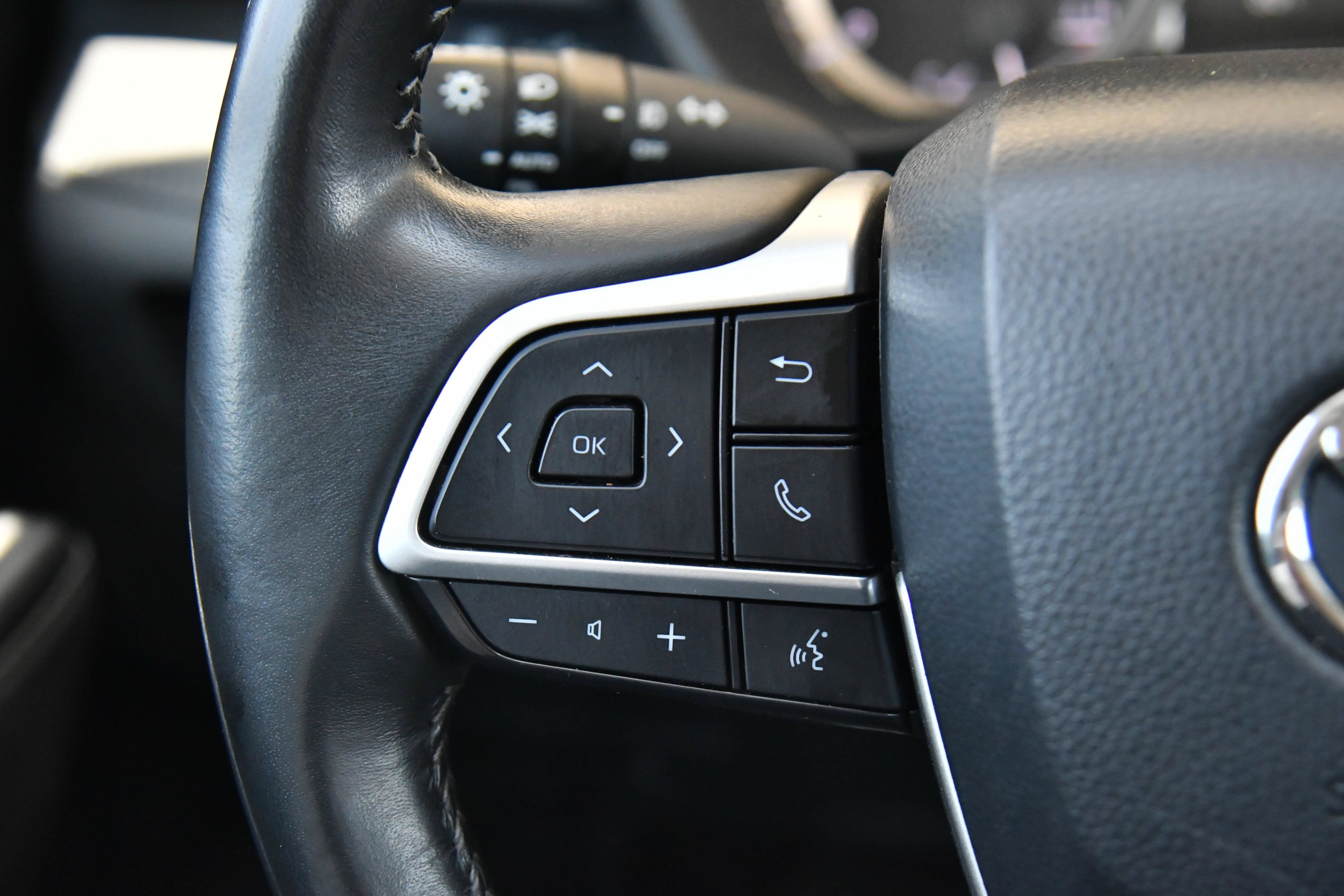 Used 2024 Toyota Highlander LE AWD/4WD image 32