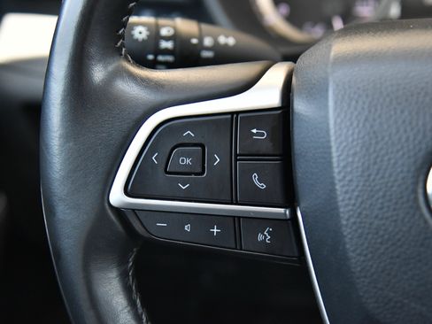 Used 2024 Toyota Highlander LE AWD/4WD image 32