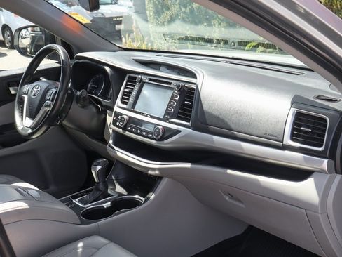 Used 2019 Toyota Highlander XLE image 41