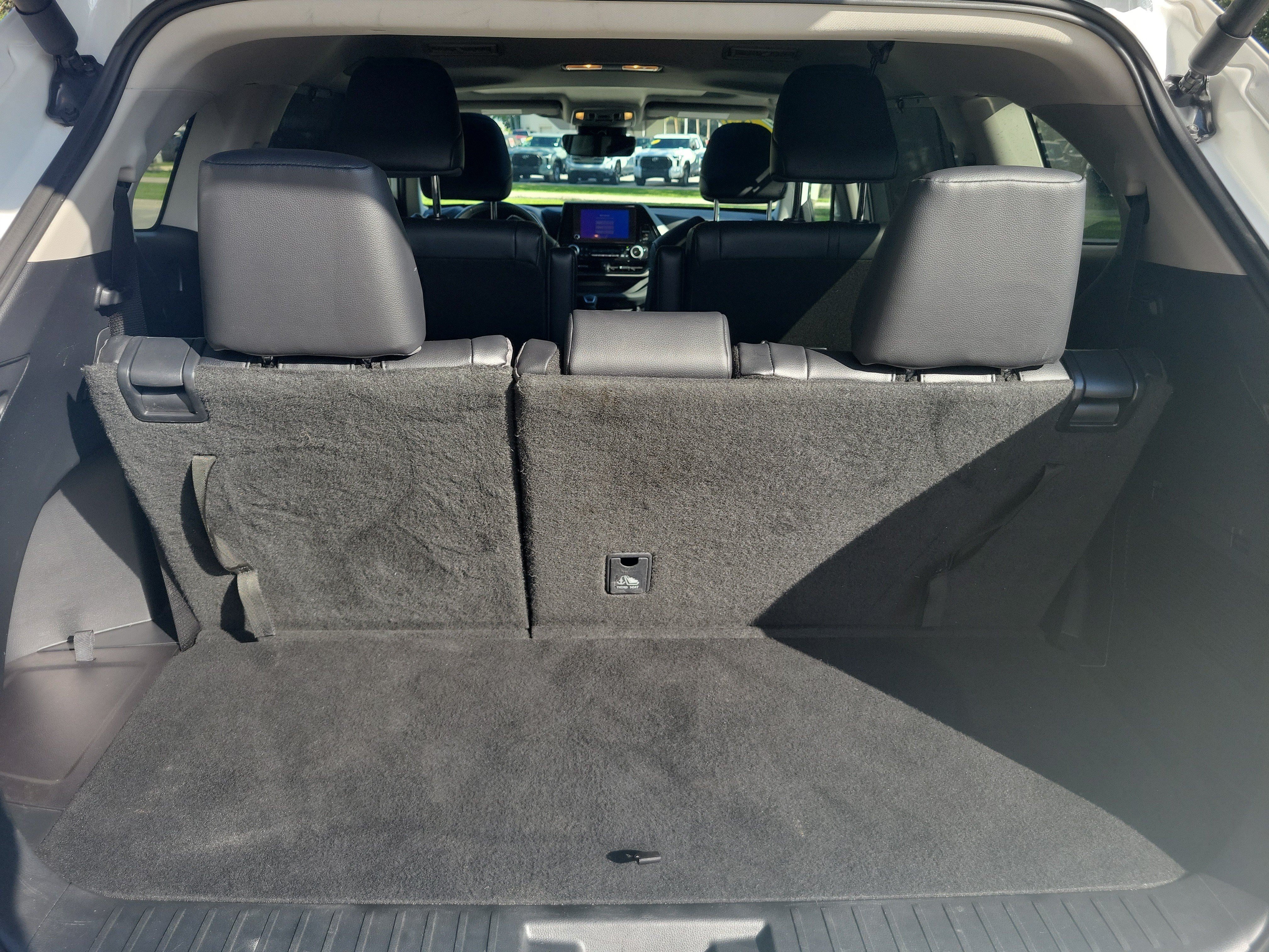 Used 2025 Toyota Highlander XLE FWD image 11
