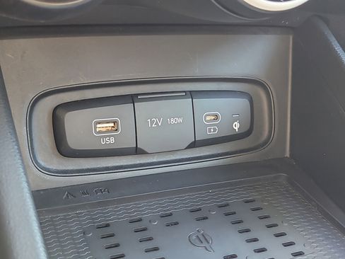 Used 2023 Hyundai Venue Limited image 25