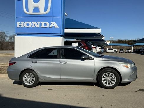 Used 2016 Toyota Camry LE image 2