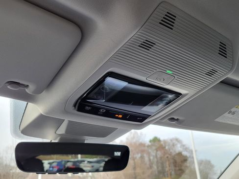 Certified 2025 Volkswagen Tiguan SE image 31