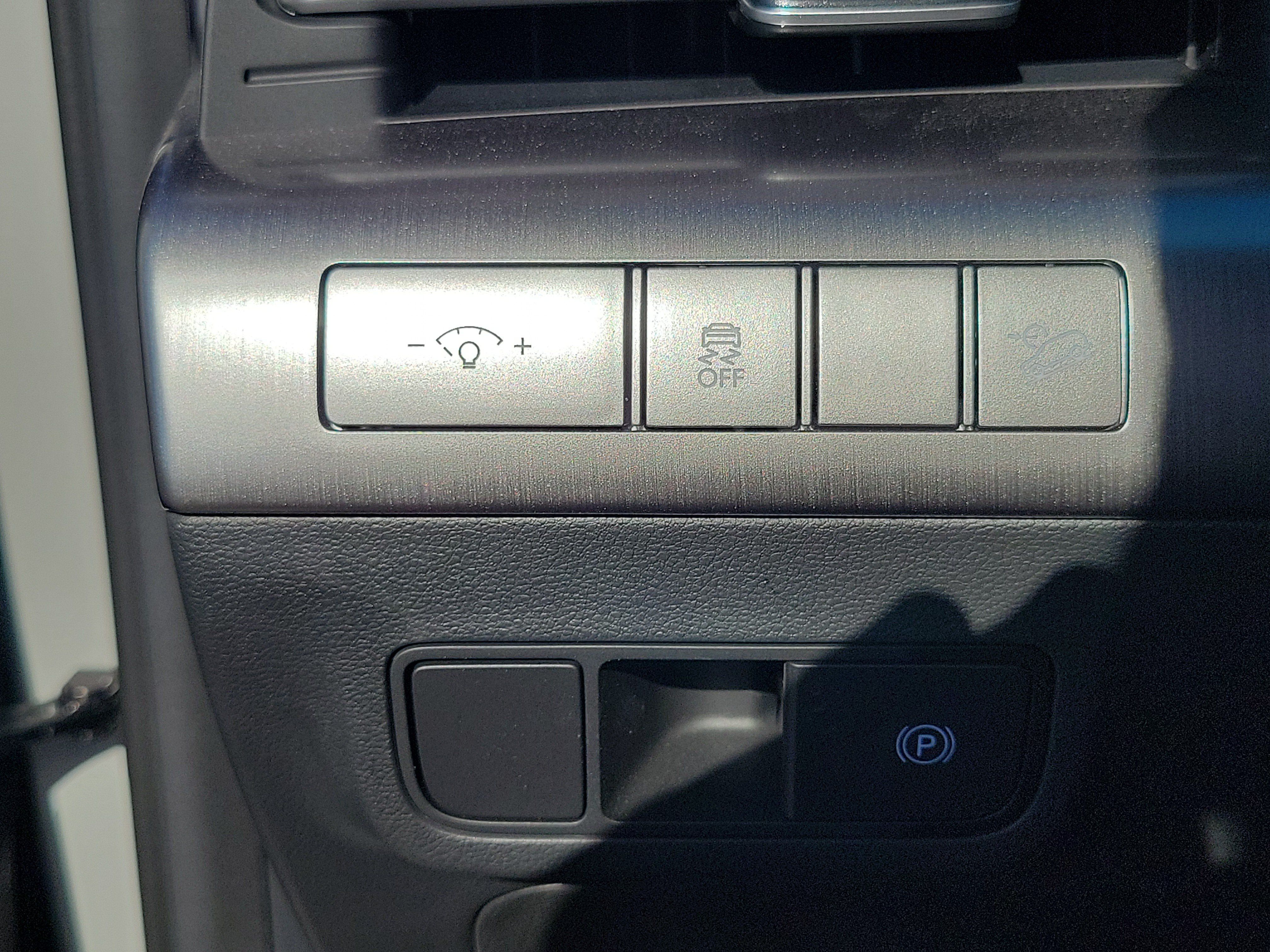 Certified 2025 Hyundai Kona SEL AWD/4WD image 13