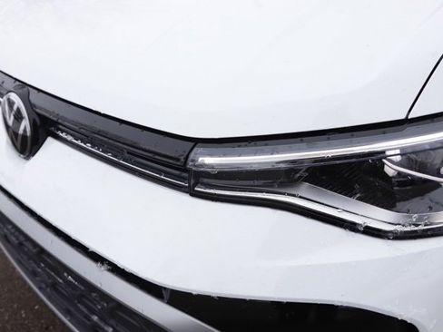 Used 2025 Volkswagen Taos SE image 12