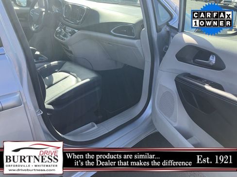 Used 2024 Chrysler Pacifica Touring-L FWD image 30
