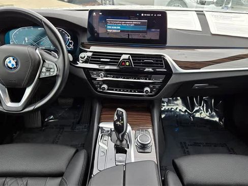 Used 2022 BMW 530e w/ Premium Package image 9