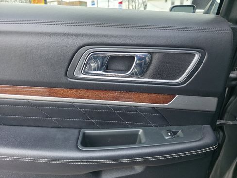 Used 2018 Ford Explorer Platinum image 30