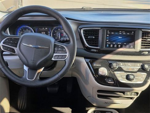 Used 2020 Chrysler Pacifica Touring image 13