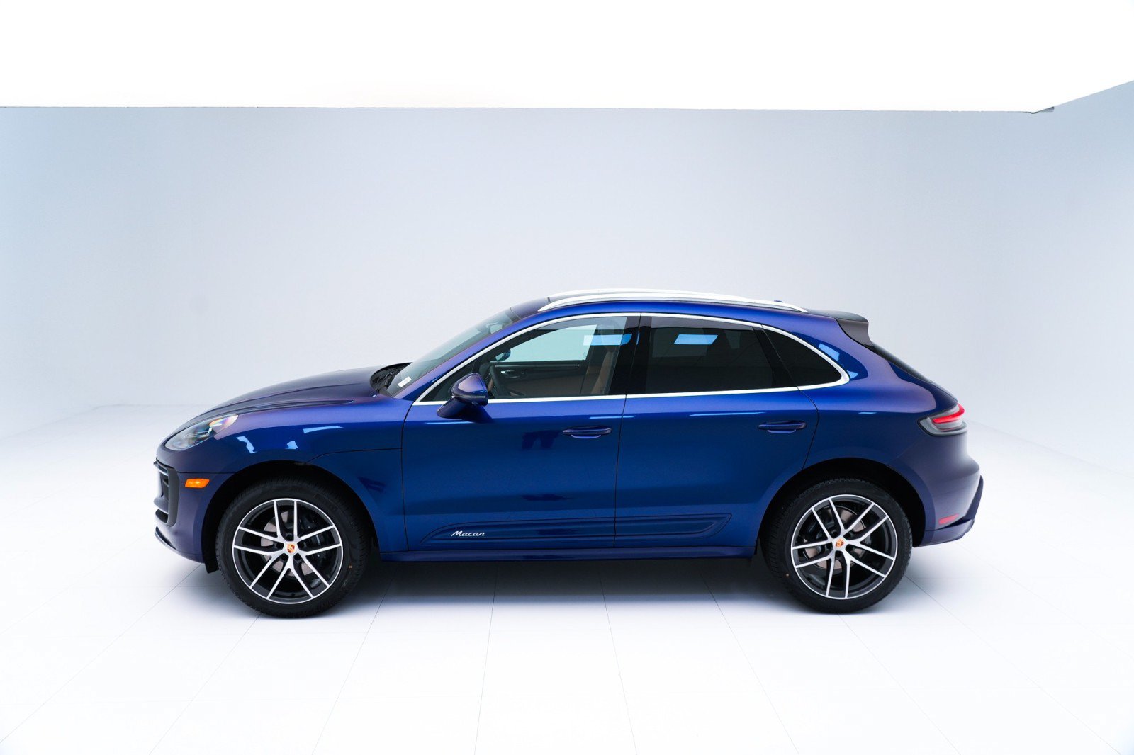 Certified 2024 Porsche Macan AWD/4WD image 2
