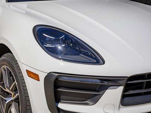 Certified 2025 Porsche Macan image 15