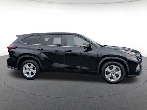 Used 2023 Toyota Highlander L FWD image 7