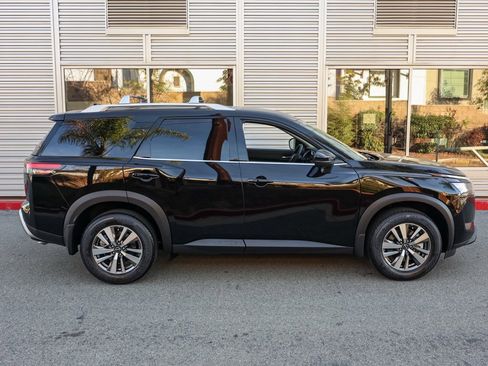 New 2025 Nissan Pathfinder SL image 3