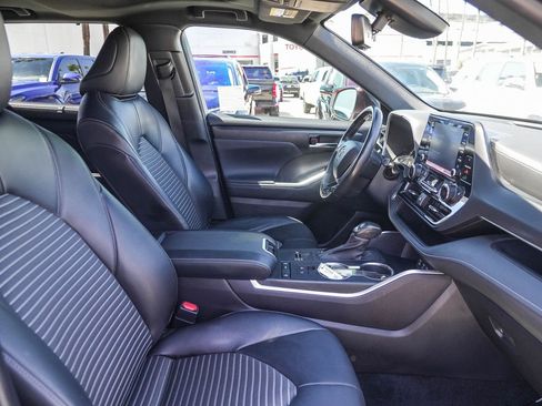 Used 2022 Toyota Highlander XSE FWD image 17