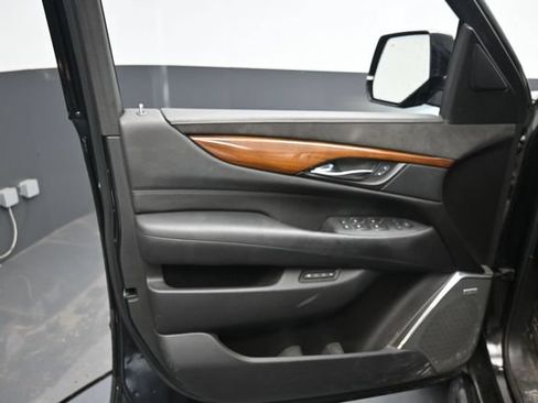 Used 2017 Cadillac Escalade Luxury AWD/4WD image 12