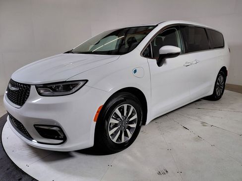 Certified 2023 Chrysler Pacifica Touring-L FWD image 3