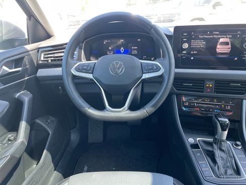 Used 2025 Volkswagen Jetta SE FWD image 14