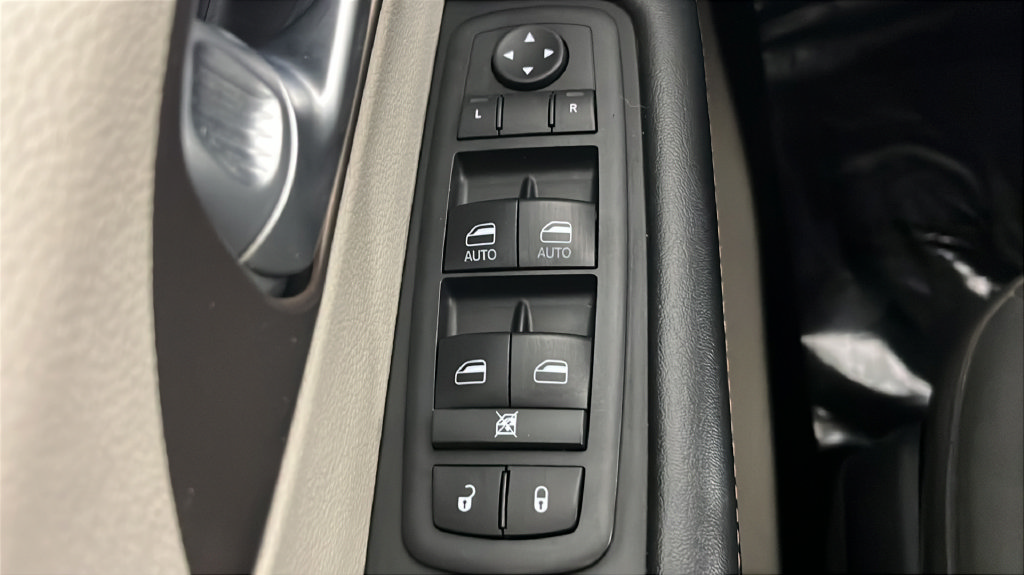 Used 2018 Chrysler Pacifica Touring Plus w/ Tire & Wheel Group FWD image 25