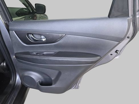 Used 2017 Nissan Rogue SV AWD/4WD image 14