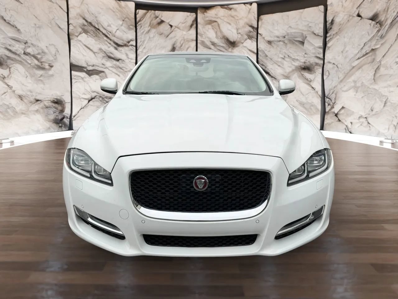 Used 2019 Jaguar XJ R-Sport RWD image 2