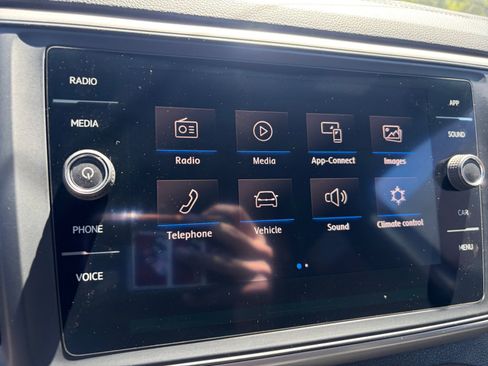 Used 2020 Volkswagen Atlas Cross Sport SE AWD/4WD image 14