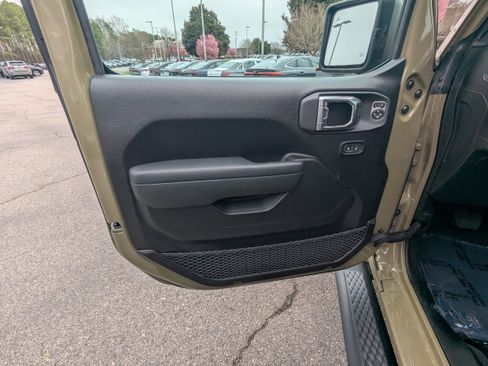 Certified 2025 Jeep Gladiator Sport image 14