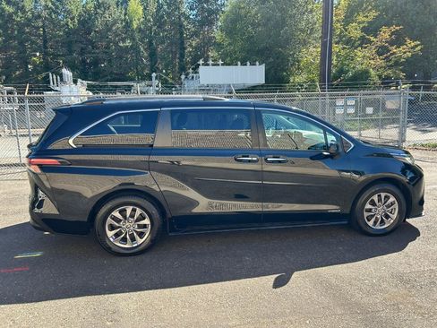 Used 2021 Toyota Sienna XLE w/ XLE Plus Package AWD/4WD image 4