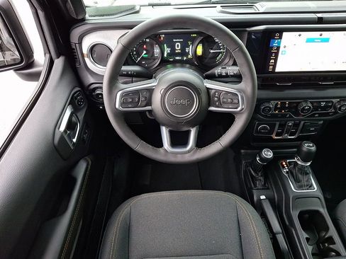 Used 2025 Jeep Wrangler Unlimited Sahara AWD/4WD image 14