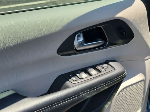 Used 2024 Chrysler Pacifica Touring-L FWD image 22