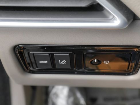 Used 2018 Jaguar XE Premium image 15