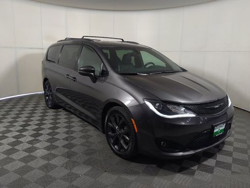 Used 2018 Chrysler Pacifica Limited w/ S Appearance Package FWD image 13