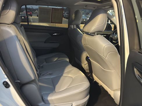 Certified 2022 Toyota Highlander XLE image 11