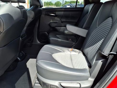 Used 2023 Toyota Highlander XSE FWD image 18