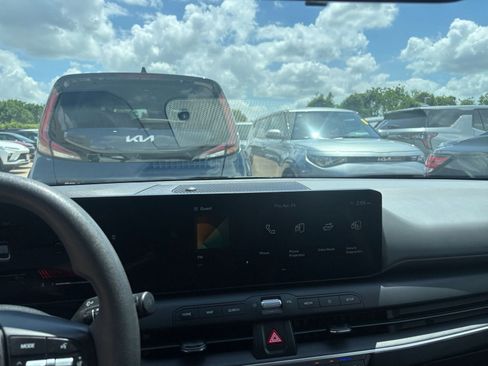 Used 2025 Kia K4 LXS image 17