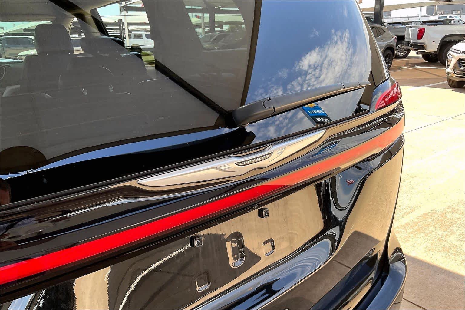 Used 2024 Chrysler Pacifica Touring-L FWD image 30
