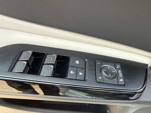 Used 2025 Lexus ES 350 w/ Premium Package image 19