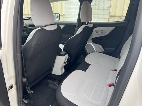 Used 2018 Jeep Renegade Latitude FWD image 4