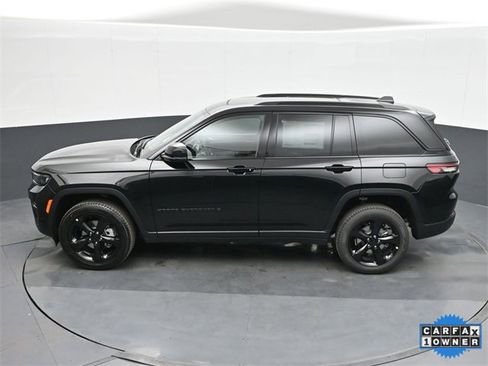 Used 2025 Jeep Grand Cherokee Limited w/ Luxury Tech Group II image 35