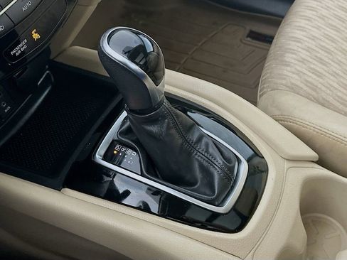 Used 2017 Nissan Rogue SV w/ Sun & Sound Touring Package image 16