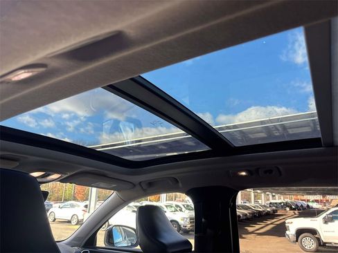 Used 2024 Volvo XC40 B5 Plus w/ Climate Package image 12