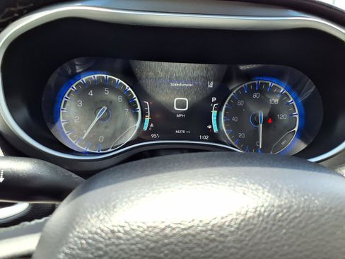 Used 2024 Chrysler Pacifica Touring-L FWD image 18