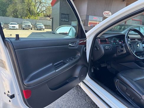 Used 2009 Chevrolet Impala LTZ FWD image 9