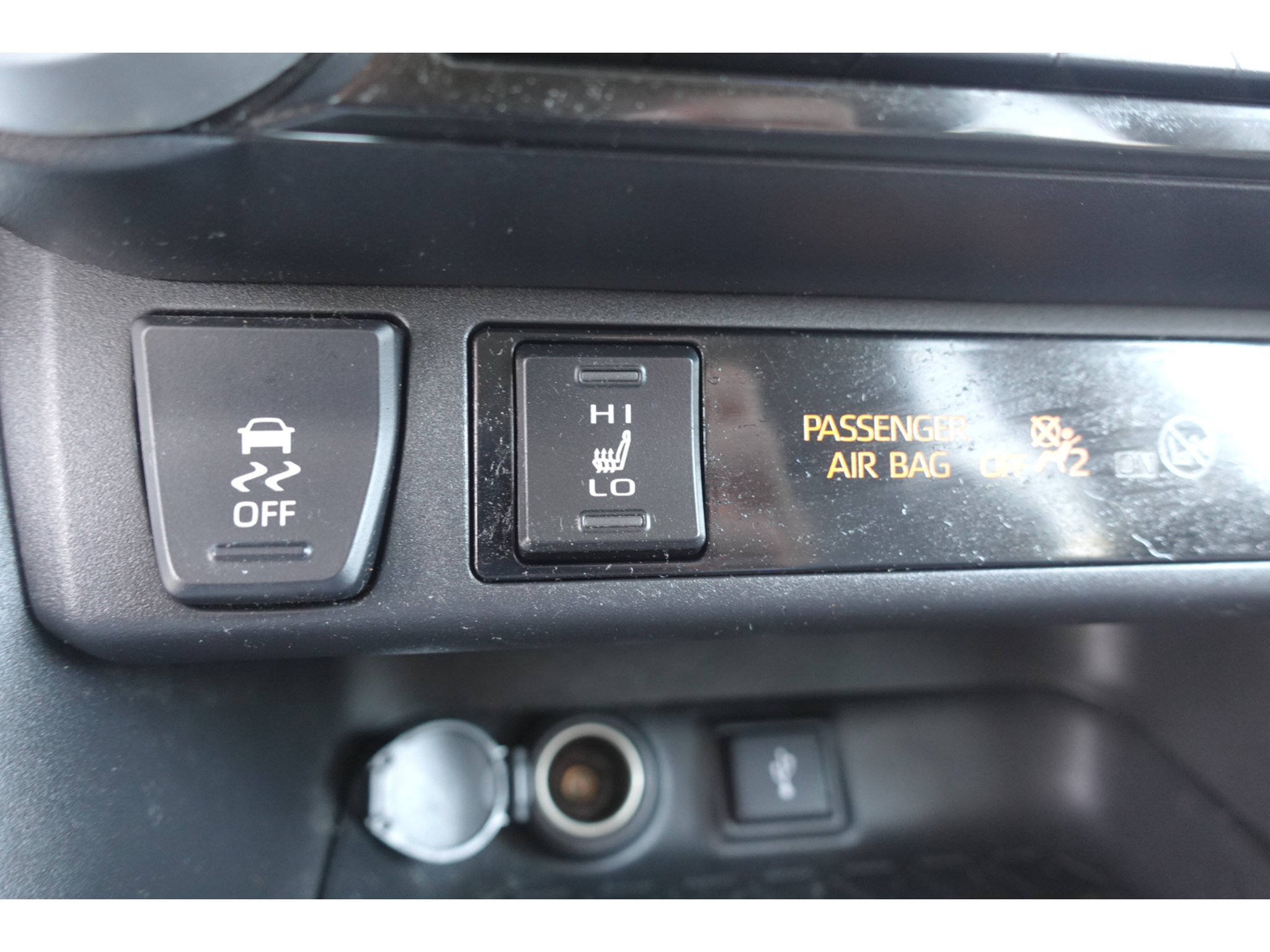 Certified 2022 Toyota RAV4 XLE w/ XLE Grade Weather Package AWD/4WD image 21