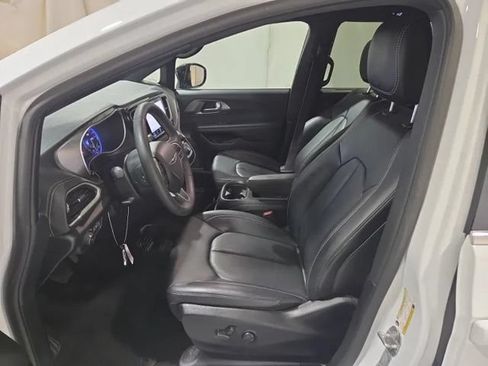 Used 2025 Chrysler Pacifica Select FWD image 7