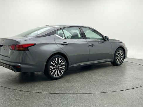 Used 2025 Nissan Altima 2.5 SV FWD image 9