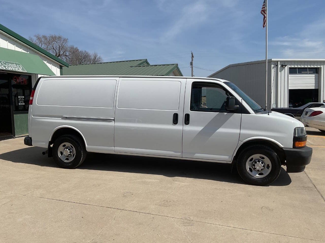 Used 2020 Chevrolet Express 3500 Extended w/ Driver Convenience Package RWD image 2