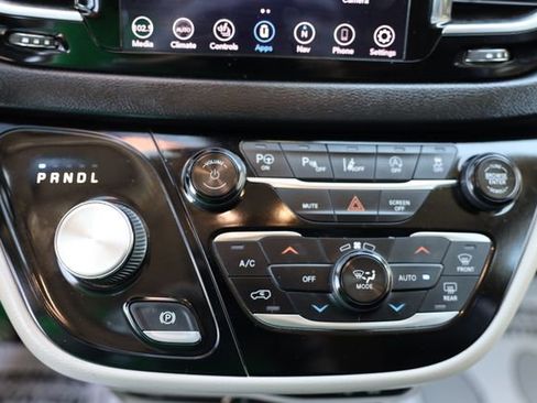 Used 2019 Chrysler Pacifica Touring-L Plus w/ Advanced Safetytec Group FWD image 29
