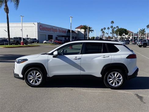 Used 2022 Toyota Corolla Cross LE image 2