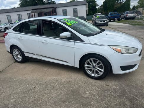 Used 2015 Ford Focus SE FWD image 2