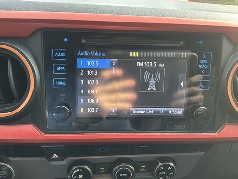 Used 2016 Toyota Tacoma TRD Sport w/ Towing Package image 23